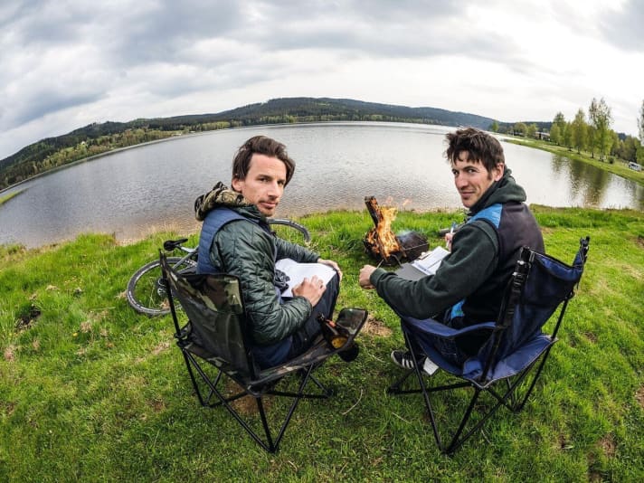   Discussion of the test impressions around the crackling campfire. On the left: Laurin Lehner, next to him Ludwig Döhl.