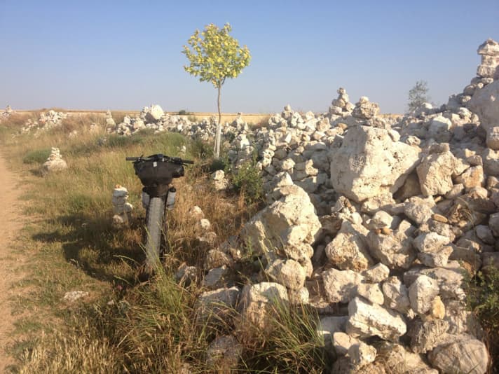   Viele bauen Steinmännchen am Rande des Wegs