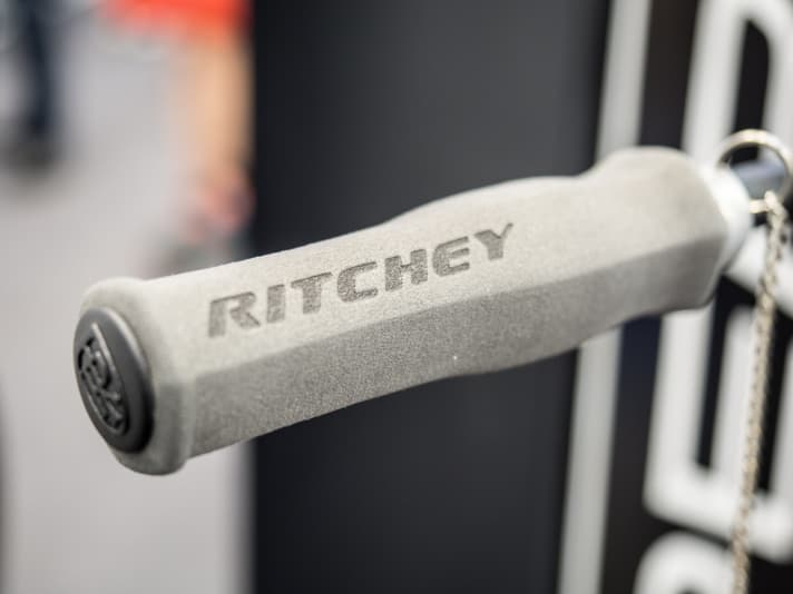   Foam rubber handles: The pair weighs just 8.5 grams. Few grips on the market are probably lighter. Another tip are the DSP grips from Lizard Skins, which also weigh just 16 grams per pair.