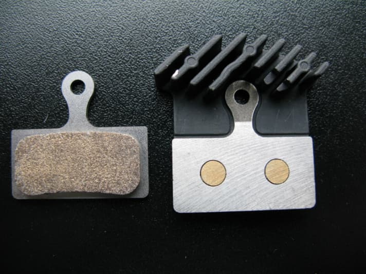   ICE-TECH is the name of the new braking technology with heat sinks on the brake pads. The aim: 25 per cent higher braking performance. There are also brake discs in sandwich design.
