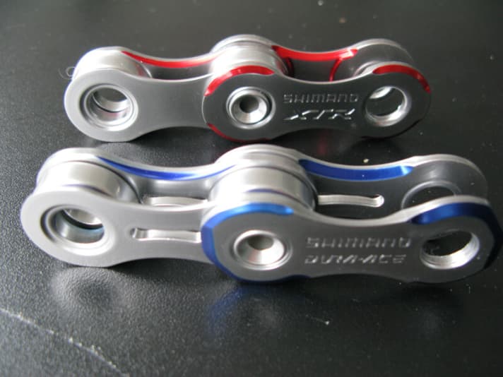   Die Kette ist laufrichtungsgebunden und unterscheidet sich von der 10-fach Dura Ace, siehe farbige Kennzeichnung.