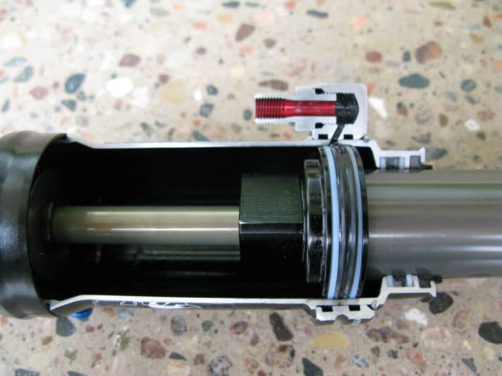   Automatisches Set-Up: Autosad  Auf Knopfdruck den Dämpferdruck einstellen. Diesen Wunsch realisiert Specialized mit der Autosag-Funktion: Zuerst den Dämpfer straff aufpumpen, dann draufsetzen und auf das zusätzliche Ventil am Gehäuse drücken. Die Luft entweicht, bis der optimale SAG erreicht ist. Fertig!