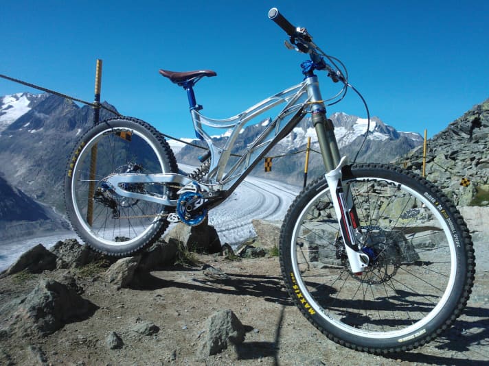 Self-built downhiller: Adrian Summermatter's first bike is a one-off. There will - hopefully - be a small series of the refined second generation.