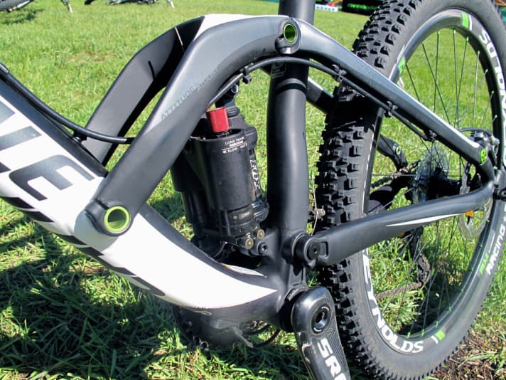   As with the Jekyll, the Fox DYAD RT2 shock sits low in the frame and the stiff suspension guarantees precise handling. Chassis weight: 2480 grams.