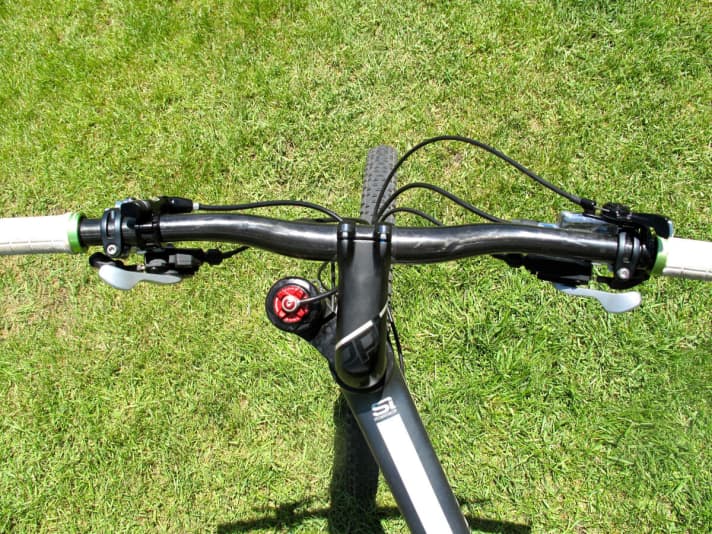   The Lefty can be locked from the handlebars and the suspension can be controlled with the right lever. In Flow mode, the suspension travel is 120 mm, in Elevate mode 70 mm.