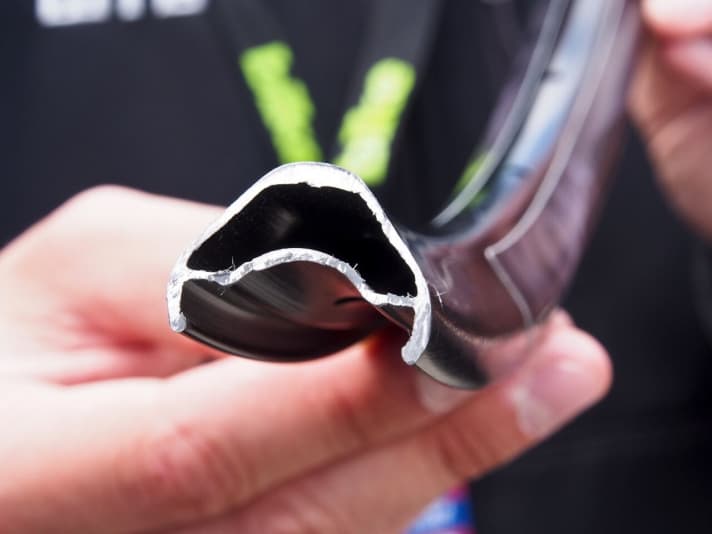   Clearly recognisable in the cross-section of the WTB KOM rim: rim flange pulled inwards.