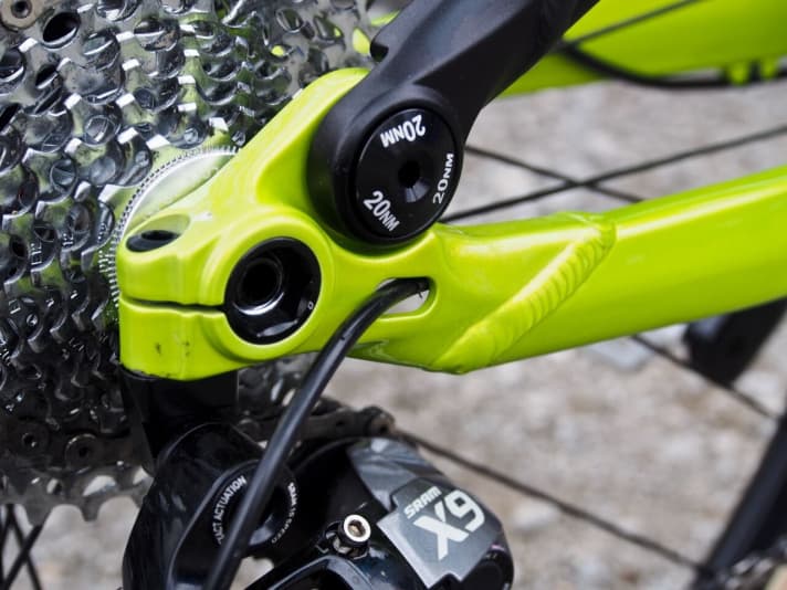   Here is the exit opening for the shift cable on the right-hand chain stay.