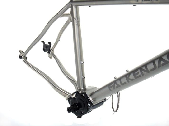   The filigree Pinion bridge is CNC-milled. The X12 rear thru-axle is standard at Falkenjagd.