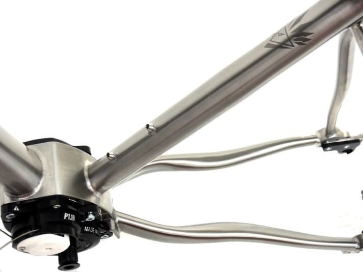   All Falkenjagd bikes are designed for tyres up to 2.4" wide.
