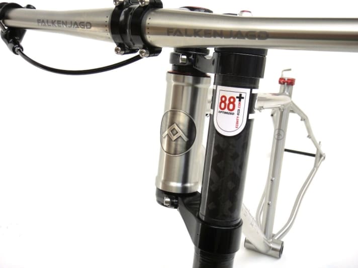   Das 44er Steuerrohr nimmt so ziemliche alle Gabelschäfte auf. Der Titanlenker der Schwester-Marke Falkenjagd passt farblich zum Edel-Stahl und dämpft Vibrationen locker weg.