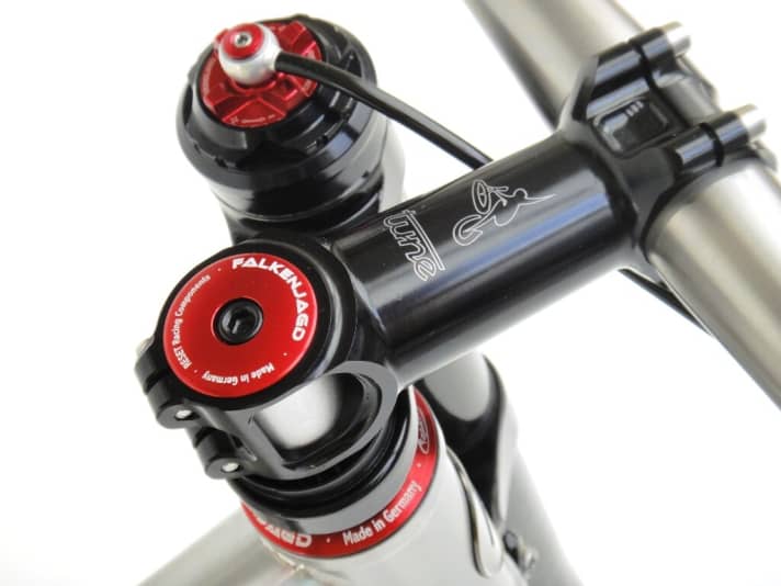   Dank Tune-Leichtbau-Komponenten und Carbon-Lefty unterbietet das Edel-Stahlross mühelos die 10-Kilo-Marke.