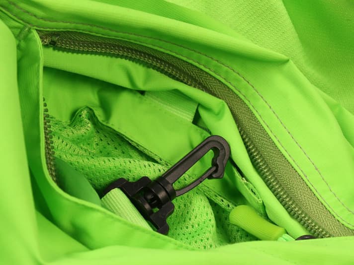   Die linke Tasche ist intern unterteilt und mit einer Netztasche mit Klettverschluss und einem Schlüssel- Lanyard versehen.