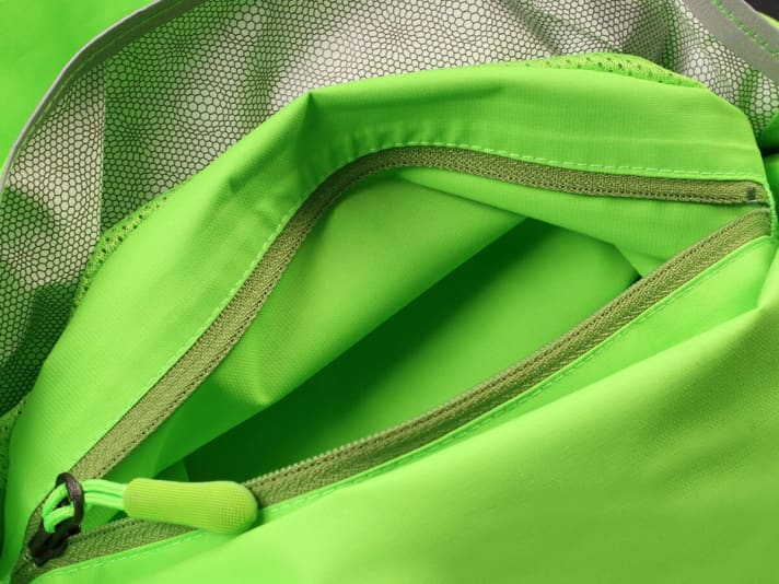   The zip pocket on the back can be used to store the most important cycling accessories, sleeves and back section or even the entire jacket when not in use.