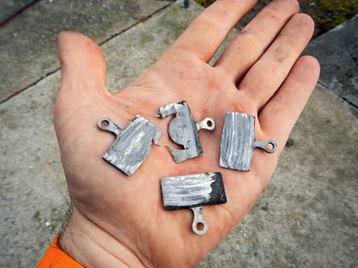   Die Bremsbeläge des Storck Rebel Seven nach 30 Kilometern – am Vorabend nagelneu verbaut.