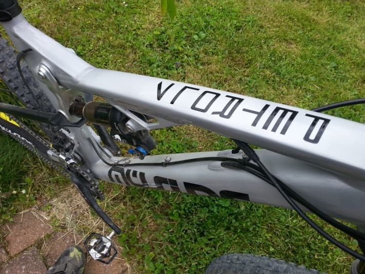   Beim Petrol 7 verlaufen die Züge auf dem Unterrohr, die Stealth-Anlenkung verschwindet erst im Sitzrohr im Rahmen.