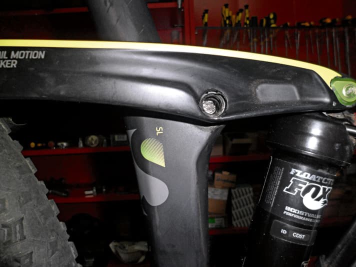   Bolzen ab: Nach 2400 Kilometern brach der Alu-Bolzen im Hinterbauhauptlager. Cube schickte sofort Ersatz.