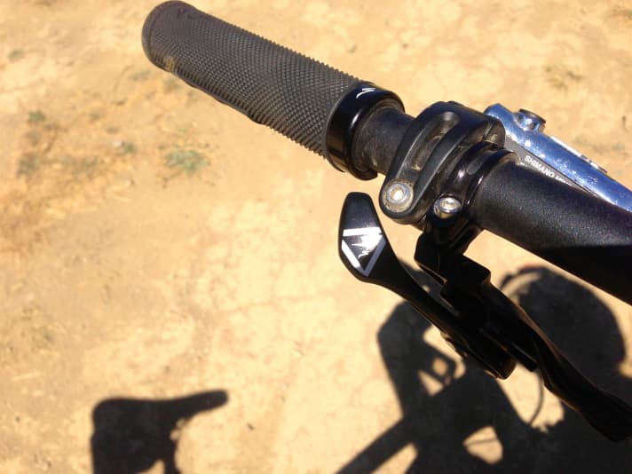   Specialized has developed a new lever for operating the Command Post seatpost. It works like a gear lever and is very ergonomic.