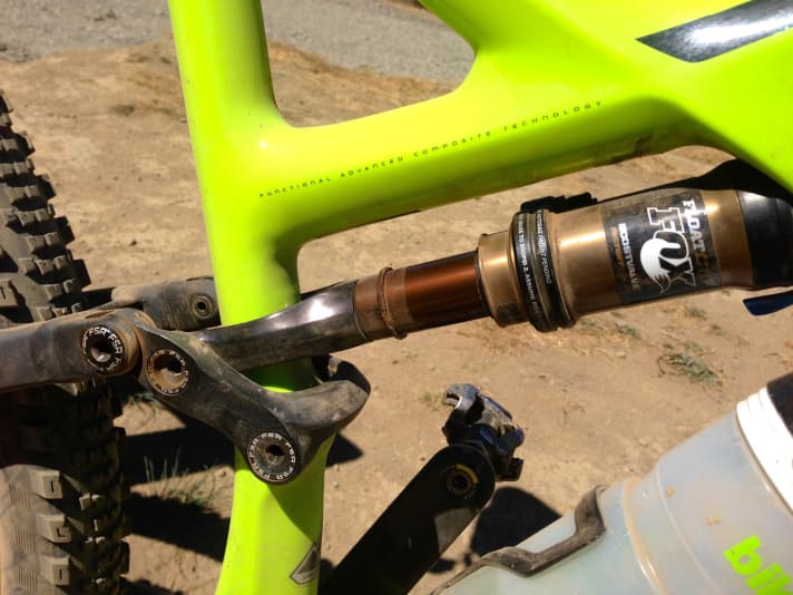   Hirnlos: Beim Evo-Modell verzichtet Specialized auf seinen Brain-Dämpfer, stattdessen dämpft ein Fox-Federbein mit Autosag-Abstimmungshilfe.