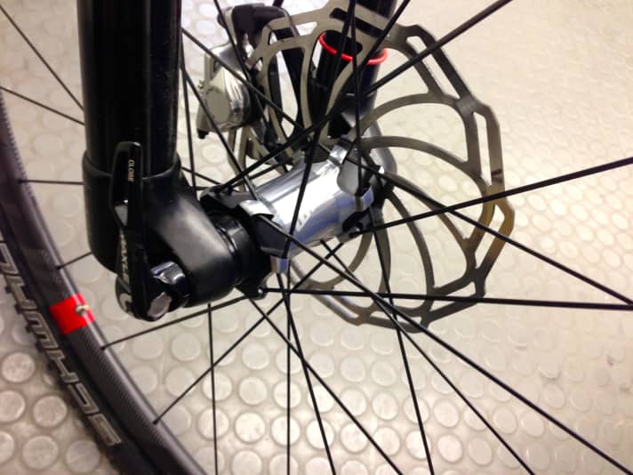   Predictive steering: Fine gearing at the fork dropout and on the oversized hub axle ensures optimum form/force locking. This is intended to increase steering precision. Disadvantage: You need a special front wheel for the RS-1.