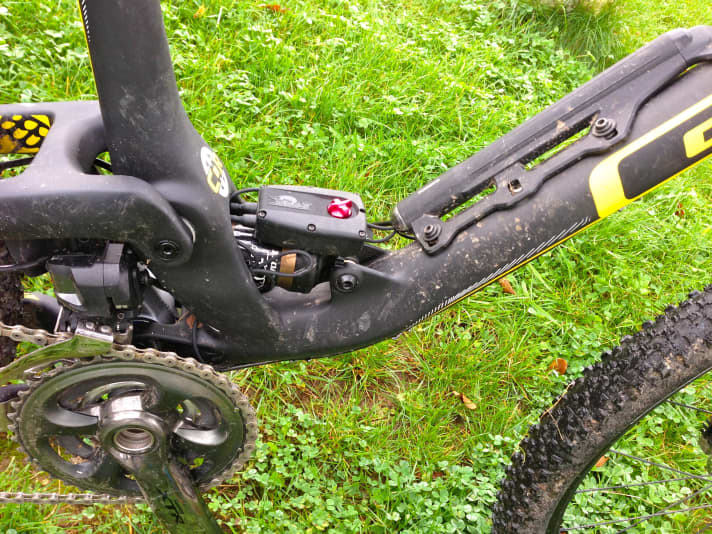   The battery for XTR Di2 and Fox iCTD is still provisionally mounted on the down tube.