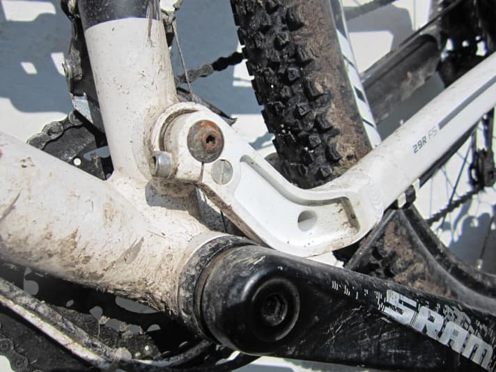   Bearing pain: After a long season in mud and wet conditions, the rear suspension bearings on the Focus Super Bud now need to be replaced.