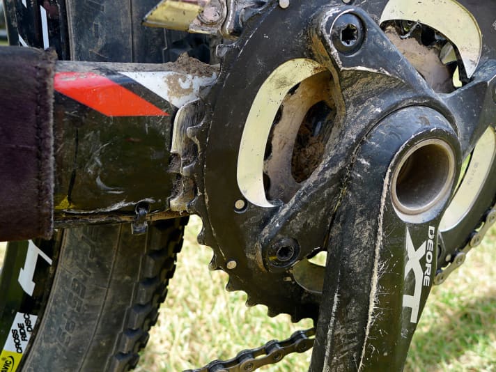   Das große Kettenblatt des BMC Teamelite gegen Ende des Dauertests: Das Schutzblech am Rahmen verhinderte Schlimmeres.