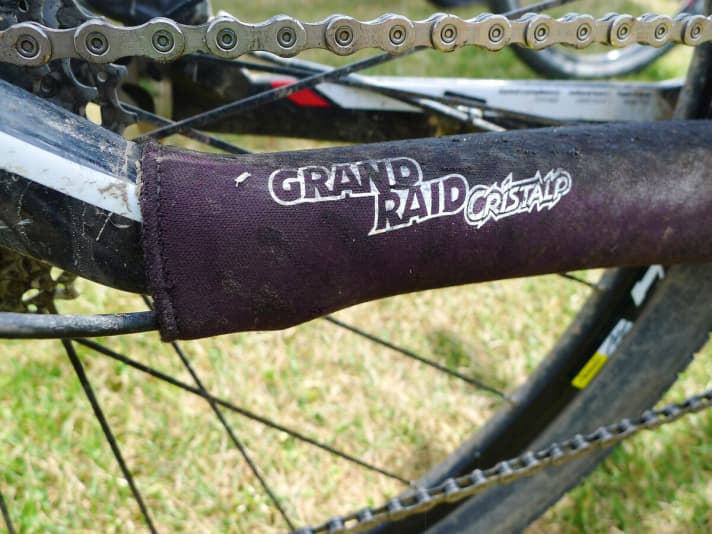   Sofort nachgerüstet am BMC Teamelite: Der Neoprenverhüter ist bei empfindlichen Carbon-Kettenstreben Pflicht.