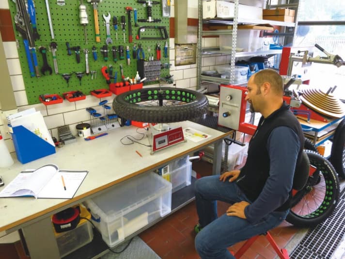   The Auditor Inertia Chronograph from Syntace can be used to determine the mass moments of inertia (MOI) of a complete wheel with tyres and tubes.