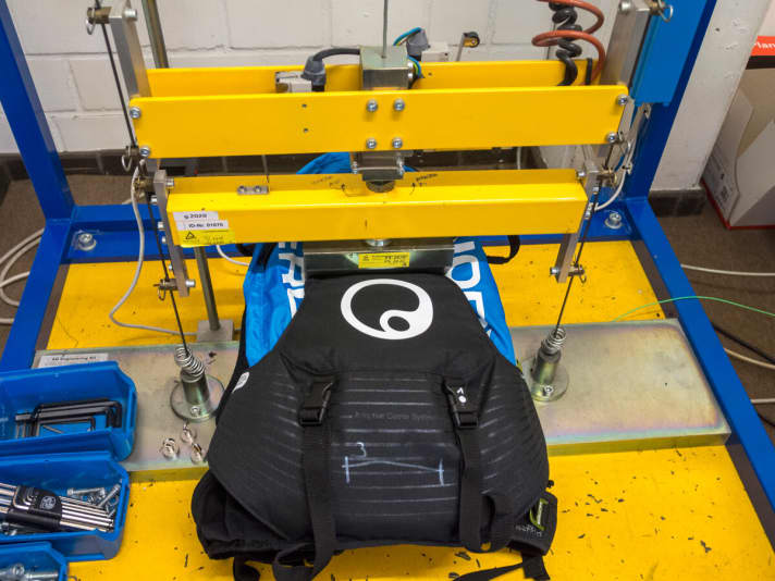 Im Labor des TÜV Rheinland wird nach der Norm EN 1621-2 2014 getestet.