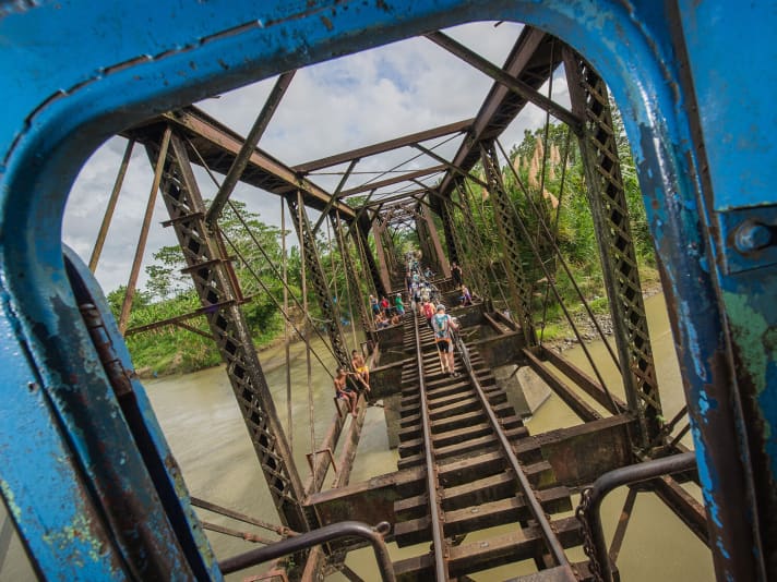   Vier solche Eisenbahnbrücken müssen bis zum Ziel zu Fuß überquert werden. Wer schwindelfrei ist, hat es hier leichter, doch es gilt absolutes Überholverbot.