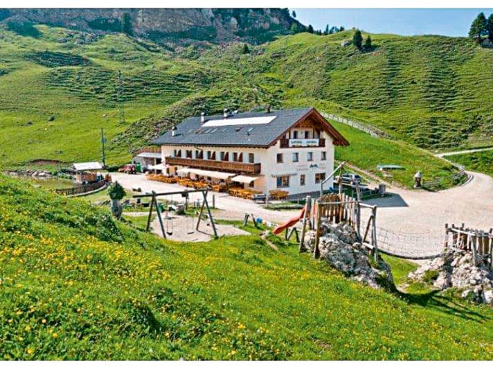   Auch Hütten, Gasthöfe und Hotels profitieren im Sommer vom Transalp-Tourismus. Durch die europaweit verordneten Schließungen und das abrupte Ende der Wintersaison fehlen bereits jetzt wichtige Einnahmen.