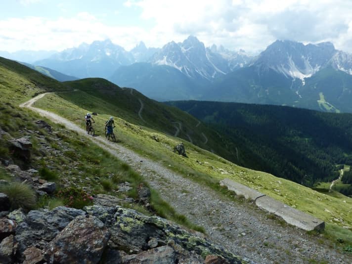   On the old military road uphill to Marchkinkele.