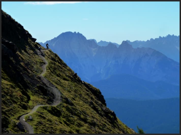   Bloß nicht in den Abgrund gucken: Der Trail am Helm entlang ist nichts für schwache Nerven.