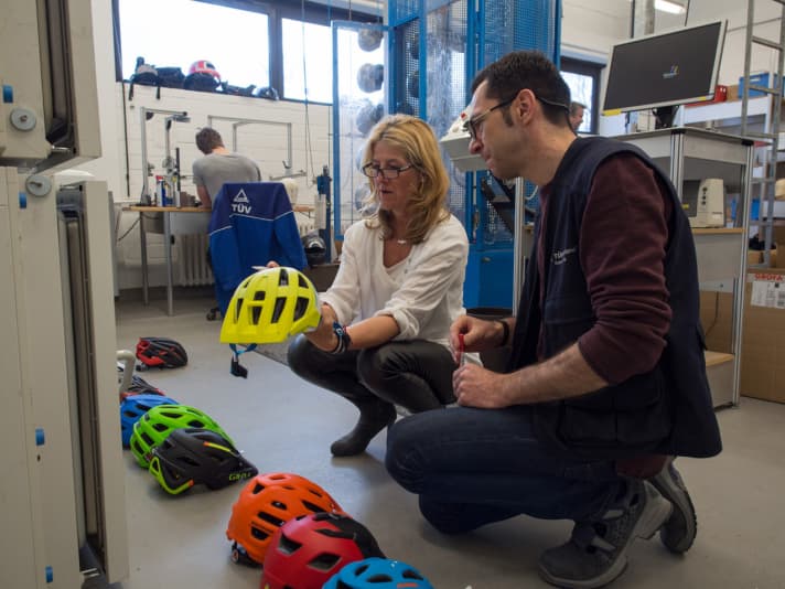 The impact positions are determined in the TÜV test laboratory.