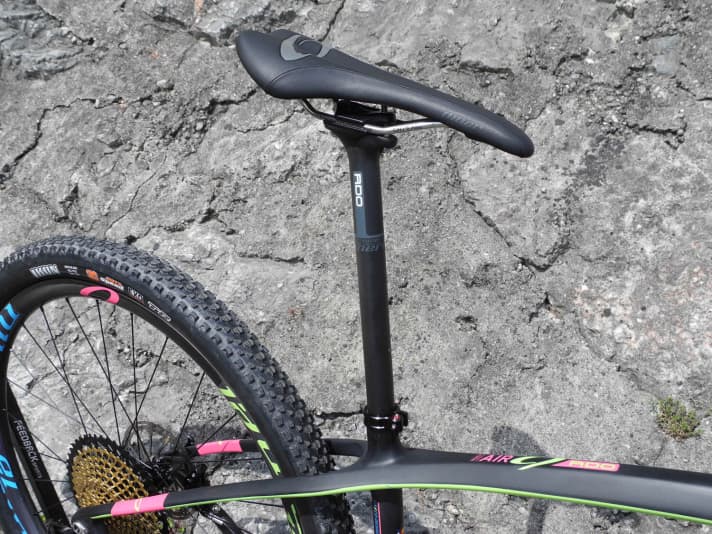   Racer – speziell auf der Langstrecke – brauchen einen gewissen Komfort: 27,2er-Sattelstütze und flexende Sitzstreben sind beim Niner Air 9 RDO 2016 die Mittel der Wahl. 