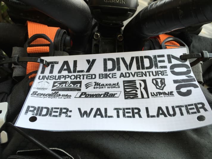   Beim Italy Divide ist neben dem Teilnehmerschild einzig ein GPS-Track im Starterpaket. Um alles andere kümmert man sich selbst.