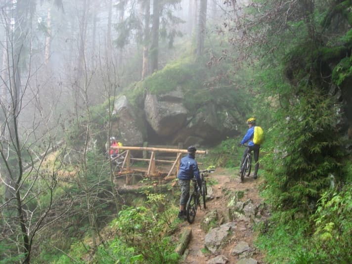   Karsten Kliebsch mit seinen Bike-Freunden auf dem Magdeburger Stieg.