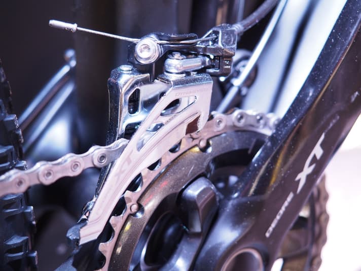   Unusual but commendable: the top model comes with 2x11 drivetrain from Shimano. This promises more range.