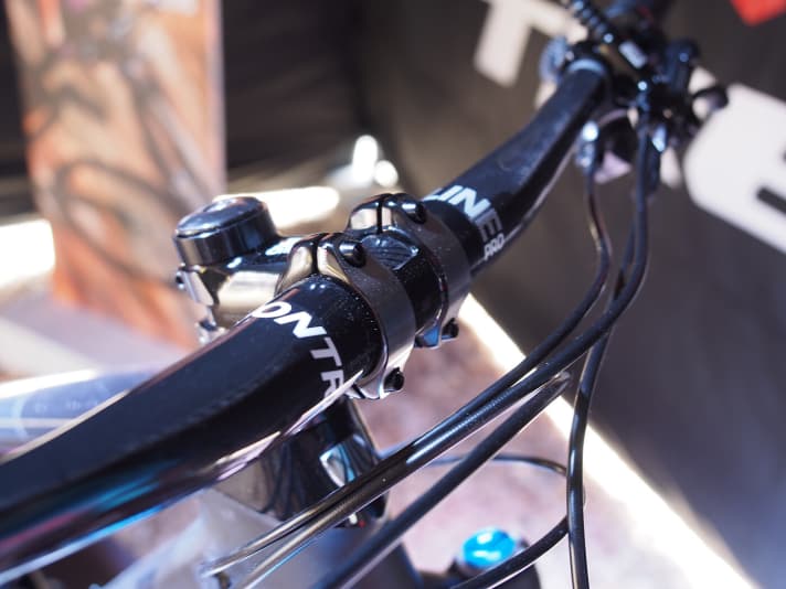   Unusual look: the Fuel EX 27.5 Plus is steered with 35 millimetre oversized handlebars.