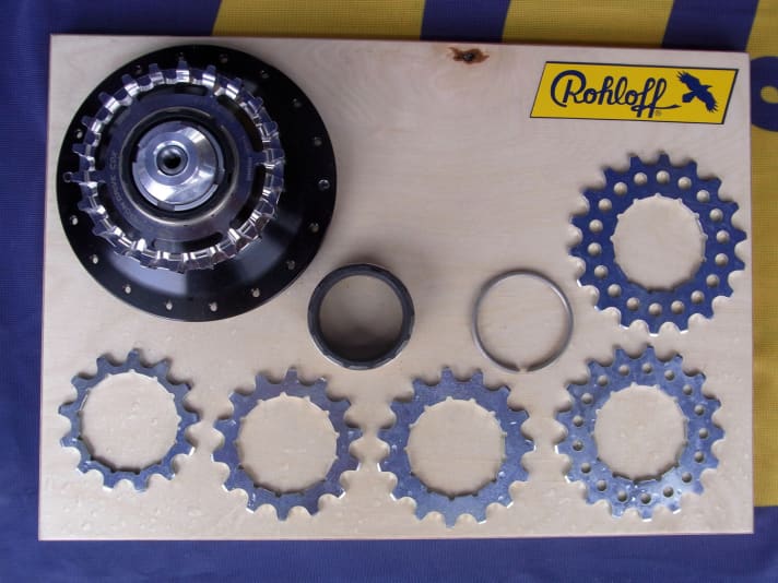   The Splined Carrier plug-in pinion adapter (30 euros incl. circlip) and the plug-in pinion (from 13 euros) are required for the conversion.