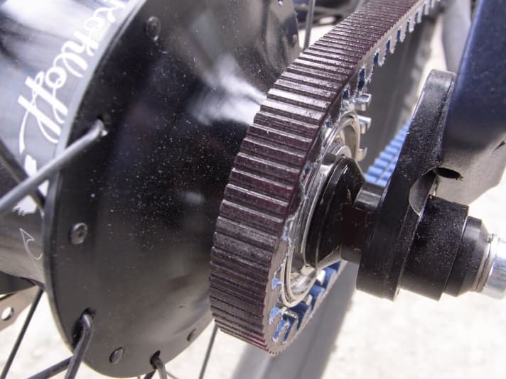   The 6 mm wide adapter (black in the picture, between dropout and pulley) makes the 142 mm Rohloff suitable for the Boost standard (148 mm).