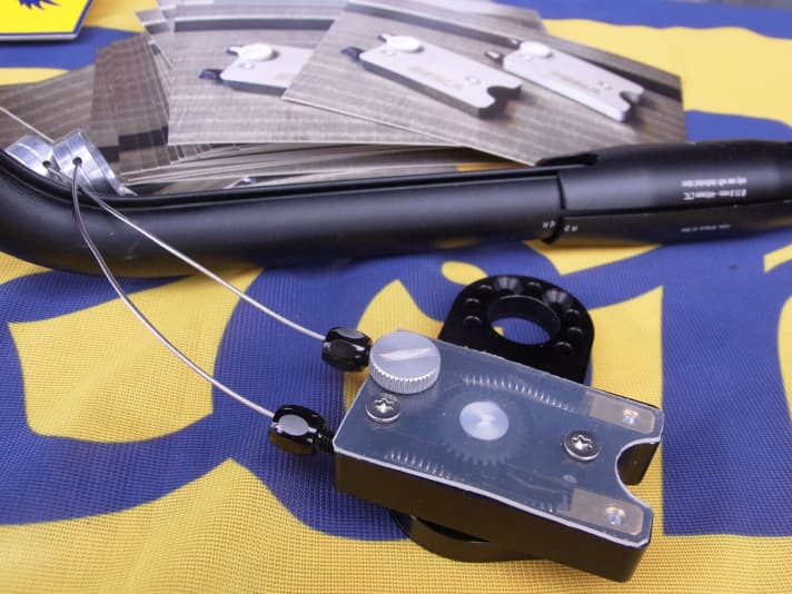   Die GEBLA Rohbox (vorne) als Vorführmodell mit transparentem Deckel. Das Serienmodell ist aus Aluminium, dessen Farbe der Kundes wählen kann.