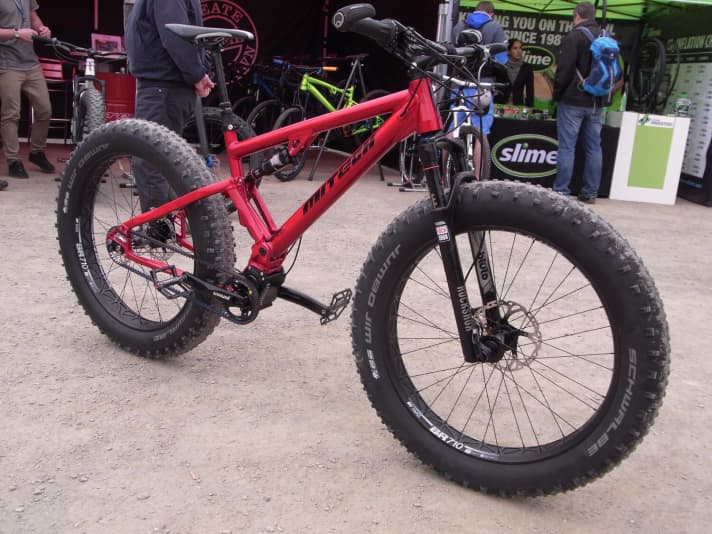 E-motor? Anyone can! The purely muscle-powered Fatbike-Fully with Pinion gearbox is a true niche product - a bike for tough lumberjack types.