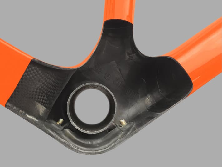   So sieht der Monocoque Carbonrahmen des Oiz von innen aus. Dadurch, dass die Kohlefaser-Matten vorher mit Lasern genau zugeschnitten werden, ist kein überschüssiges Carbon im Rahmen.