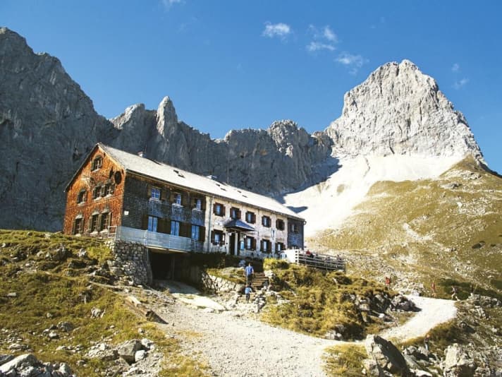   Rund um die Lamsenjochhhütte tummeln sich Wanderer, Klettersteig-Aspiranten und Kletterer. Doch auch für Mountainbiker ist die Tour zur Hütte sehr lohnend. Denn oben wartet das beeindruckende Karwendel-Panorama!