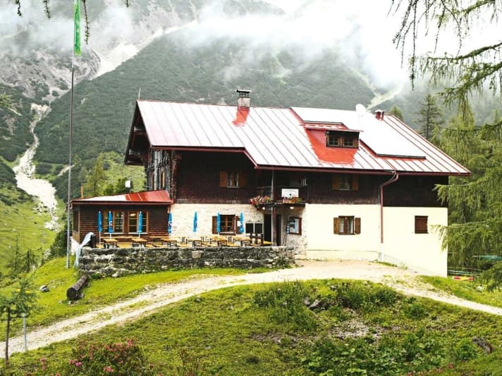   Von Scharnitz aus durchs Hinterautal zum Hallerangerhaus hinauf. Wem die Bike-Tour bis zur Hütte nicht reicht, der kann zu Fuß über das Lafatscher Joch noch die Speckkarspitze erklimmen.