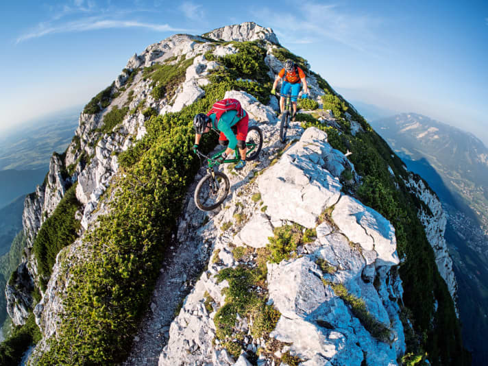   Gipfeltreffen: Dass Biker in den Alpen bis zum Gipfel fahren können, gehört zu den eher seltenen Erlebnissen. Wer nicht stundenlang tragen will, findet die Aussicht vom Pass auch toll.