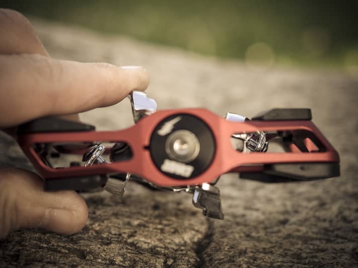 A spring in the pedal axle pretensions the click mechanism. This makes it easy to get on.