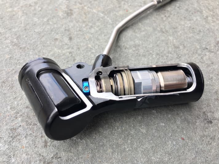   On the right, the cartridge of the new Brain system with low-friction, smooth-running spring at the bottom. On the left is the rubber bellows, which quickly expands back to its original position. This allows the Brain to open at lightning speed in the event of quick, sudden strokes.