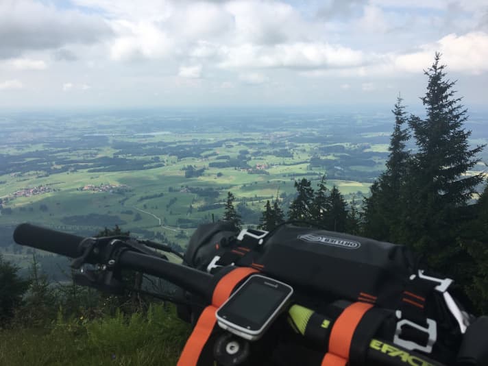   The highlight of the first day. Or even of the entire Deutschland Trail? We had to fight hard for the varied, technical trail descent from Niedere Bleick. Local Maxi Dickerhoff accompanied me to the panoramic summit near Trauchgau. We then rode via the Wieskirche church along the Lech river to Schongau.